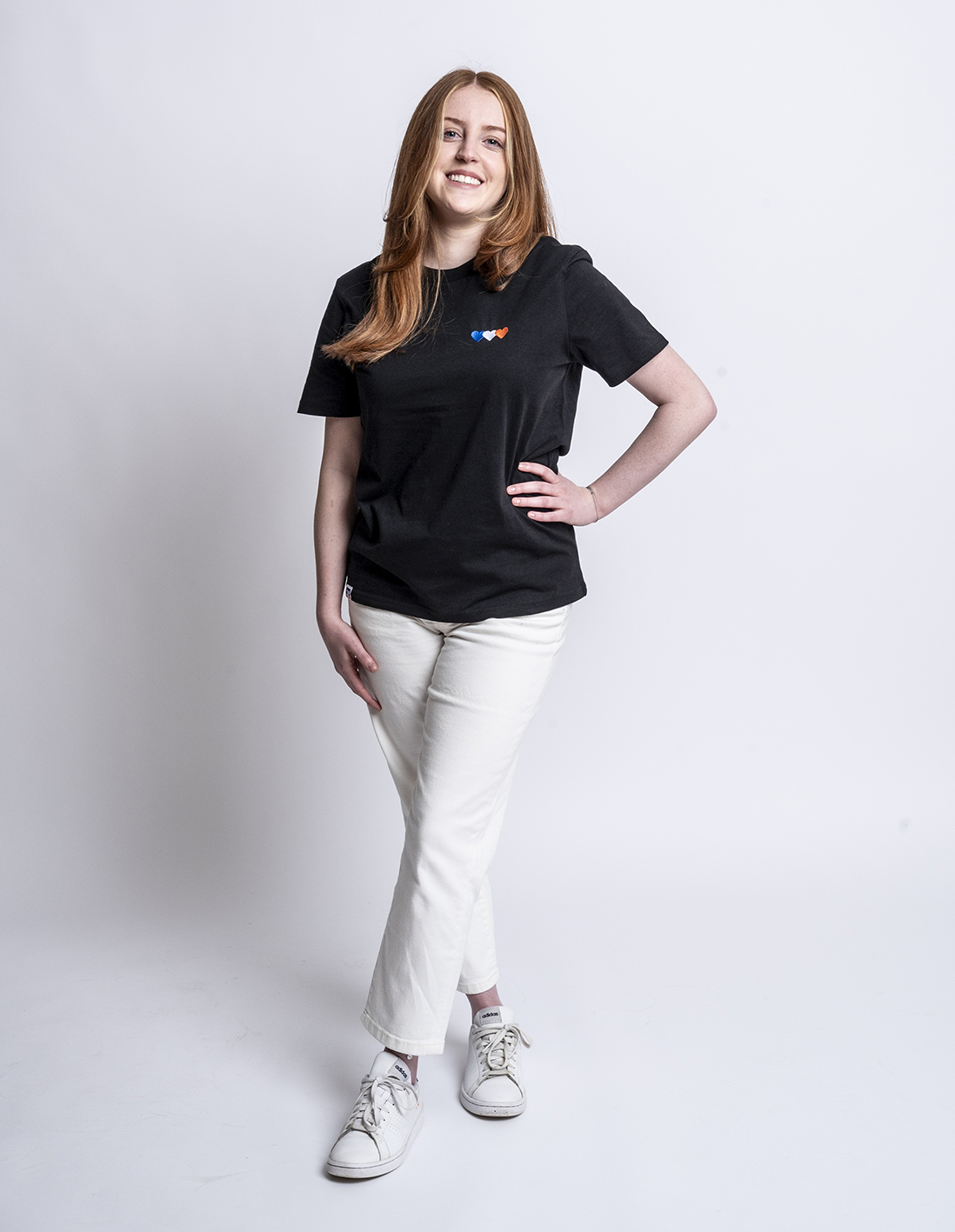 stehende Frau in Hose und Tshirt