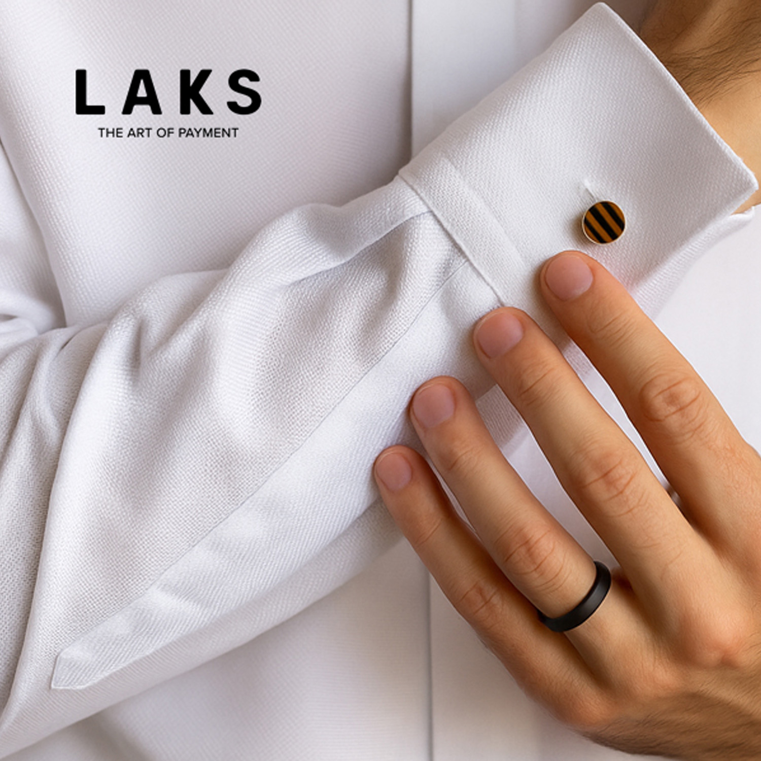 Hand mit Bezahlring am Ringfinger köpft sich Hemd zu und Schriftzug LAKS