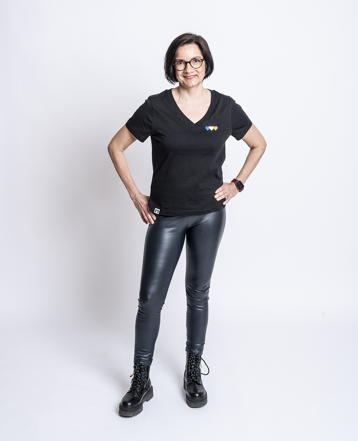 stehende Frau in schwarzem Tshirt und Hose