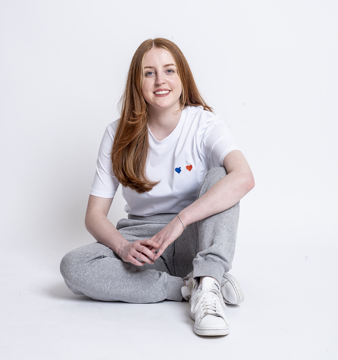 Lachende Frau sitzend auf Boden