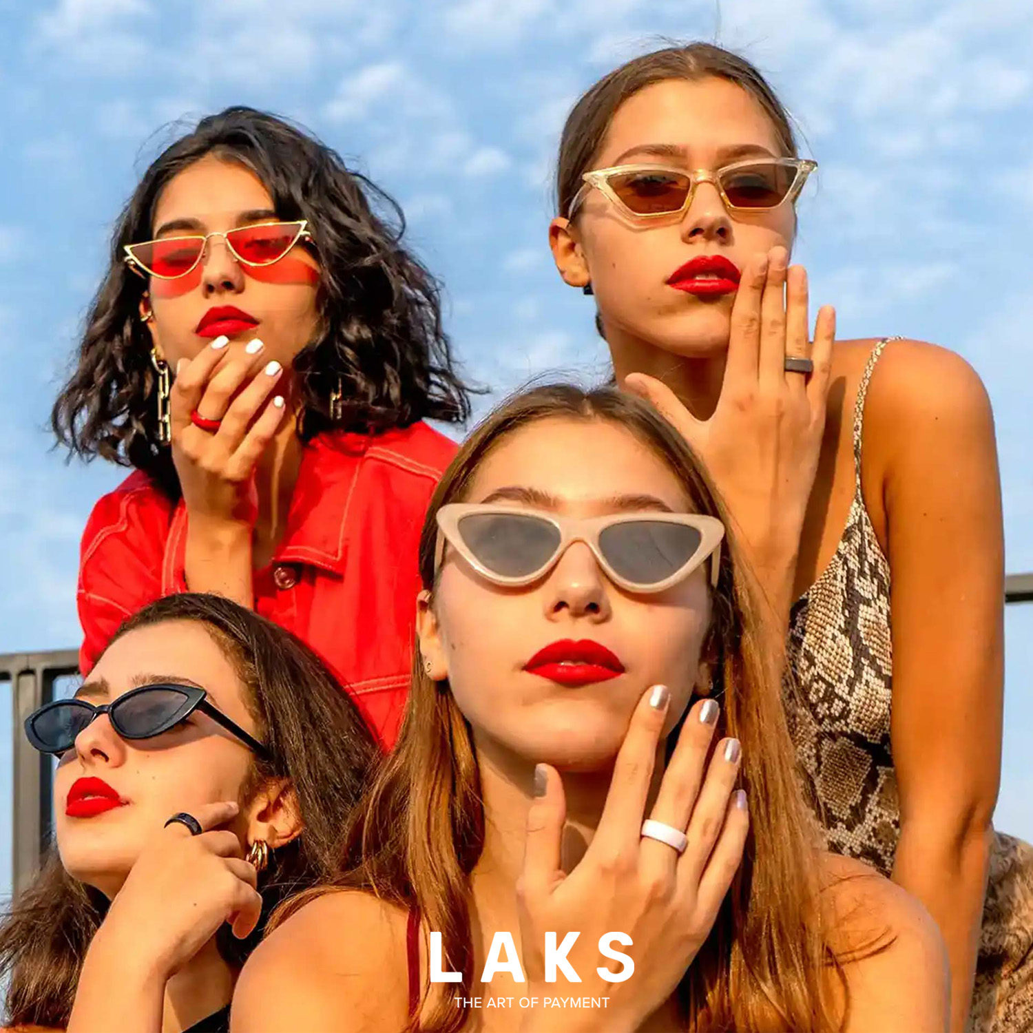 vier frauen mit Sonnenbrille und roten Lippen zeigen an den Fingern die Bezahlringe, Schriftzug Laks unten mittig