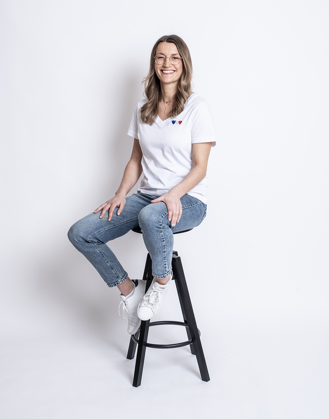 Sitzende Frau in Tshirt und Hose