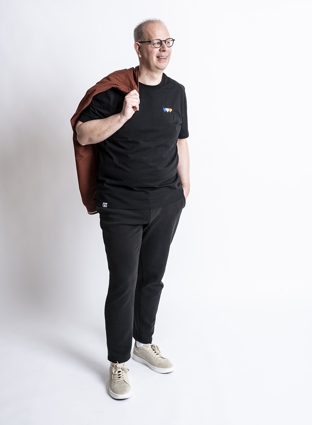 stehender Mann in Hose und Tshirt