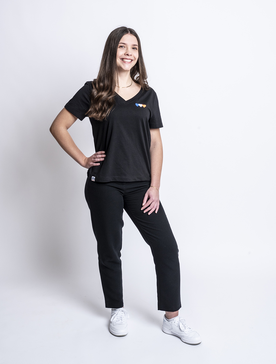 stehende Frau in schwarzem Tshirt und Hose