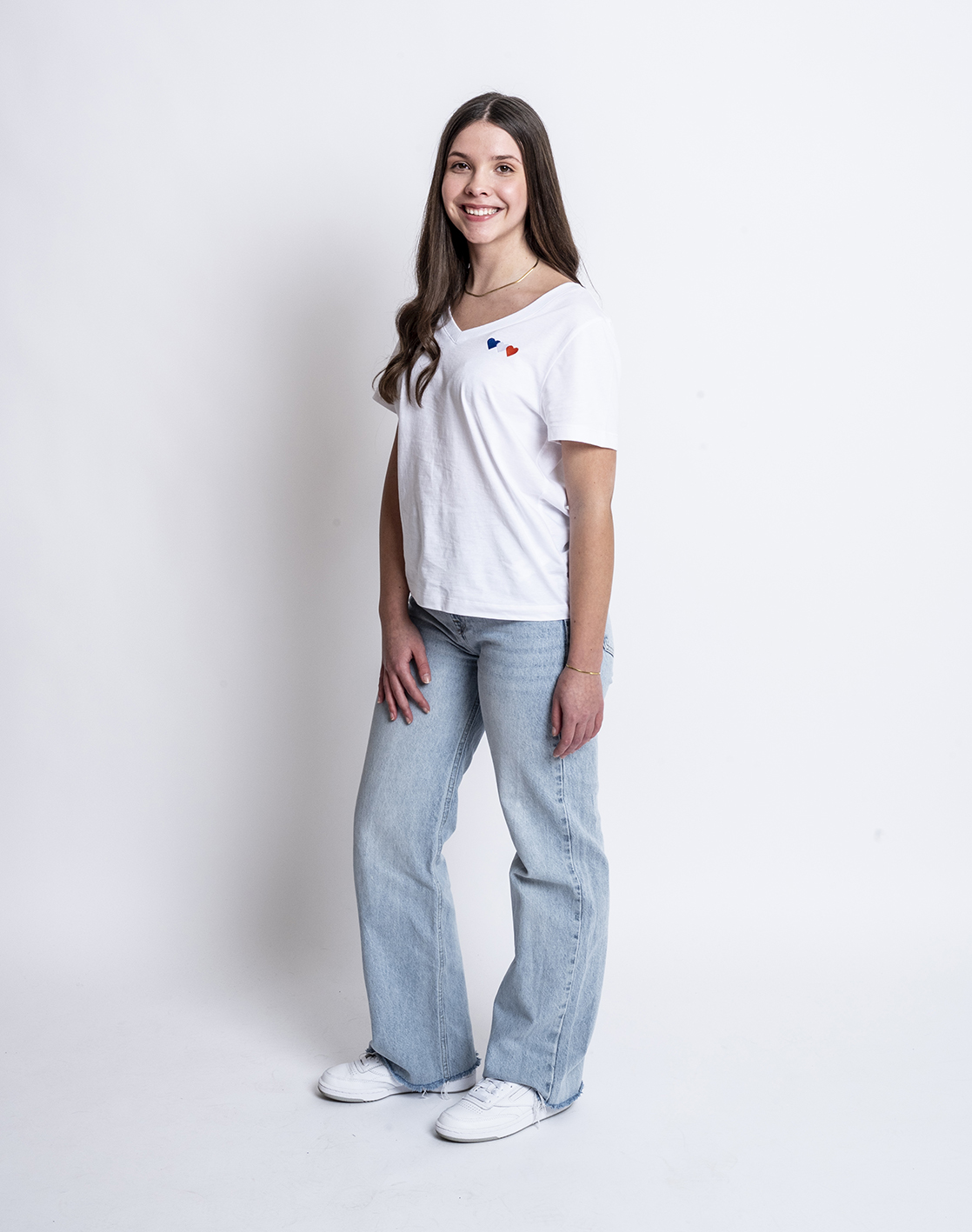 stehende Frau in Tshirt und Hose